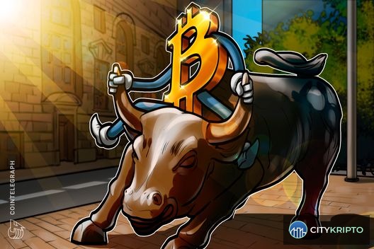 Логотип Strike на фоне графика Bitcoin