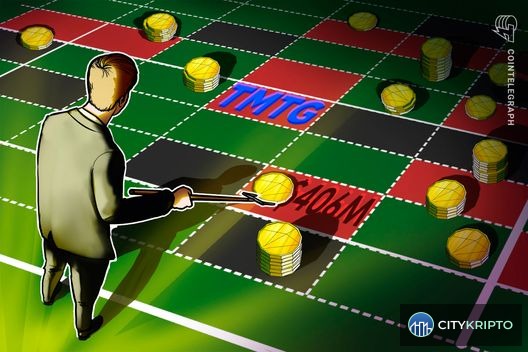 График падения курса Bitcoin и логотип Trump Media на фоне убытков