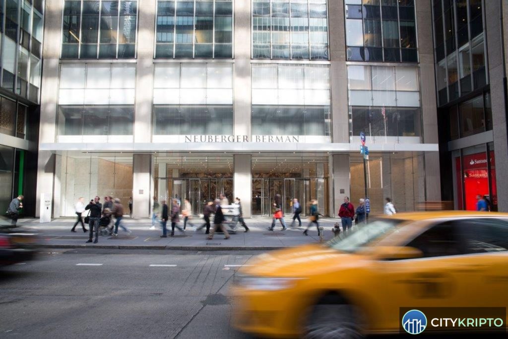 Логотип Ripple и Neuberger Berman на фоне графика роста
