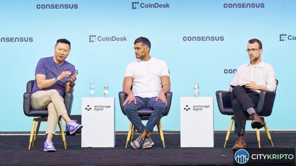 Логотип Kraken на фоне графика роста биткоина