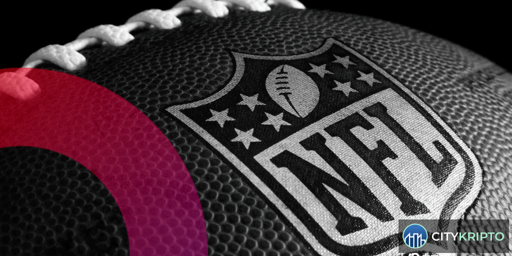 Логотип NFL All Day и Dapper Labs на фоне футбольного поля