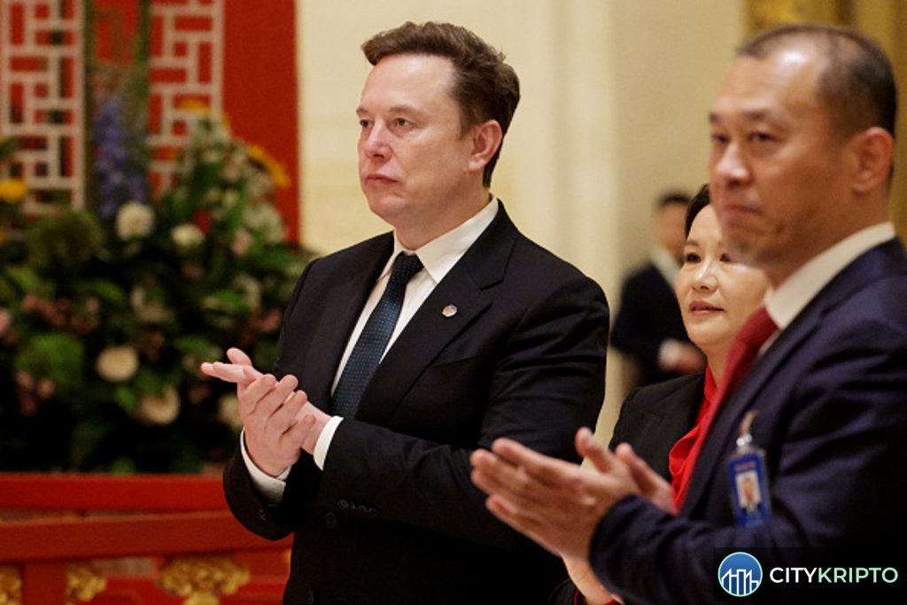 Логотип SpaceX на фоне ракеты Falcon 9 перед запуском