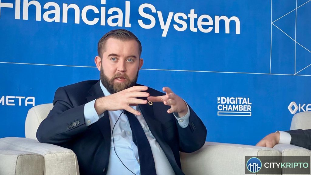 Логотипы Lombard, LayerZero и Chainlink на фоне графиков криптовалют