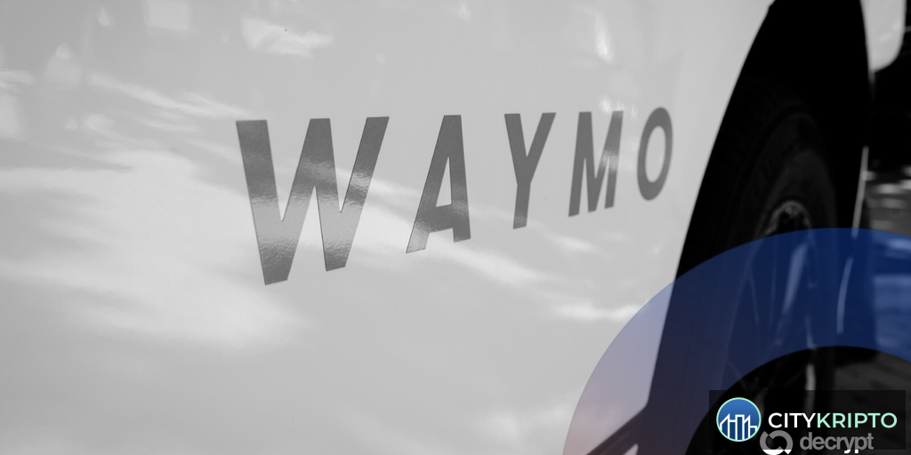 Пустое роботакси Waymo на улице жилого квартала в Атланте