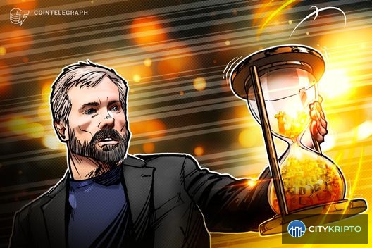 Майкл Сейлор с логотипом Bitcoin на фоне графика