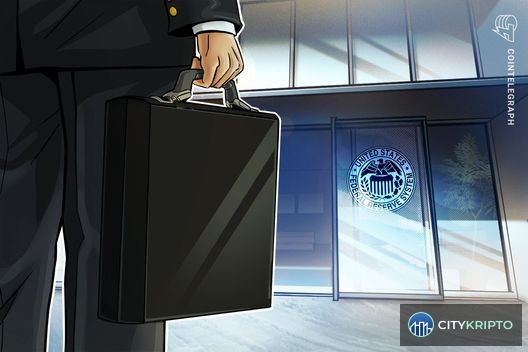 График Bitcoin и доллара США на фоне здания ФРС