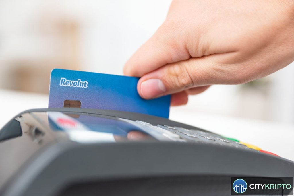Физическая карта Revolut для Dogecoin с логотипами Visa и Mastercard