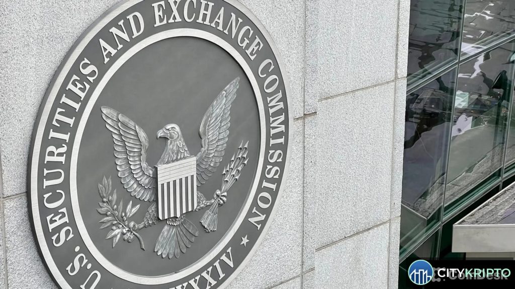 Здание SEC в Вашингтоне на фоне графика биткоина