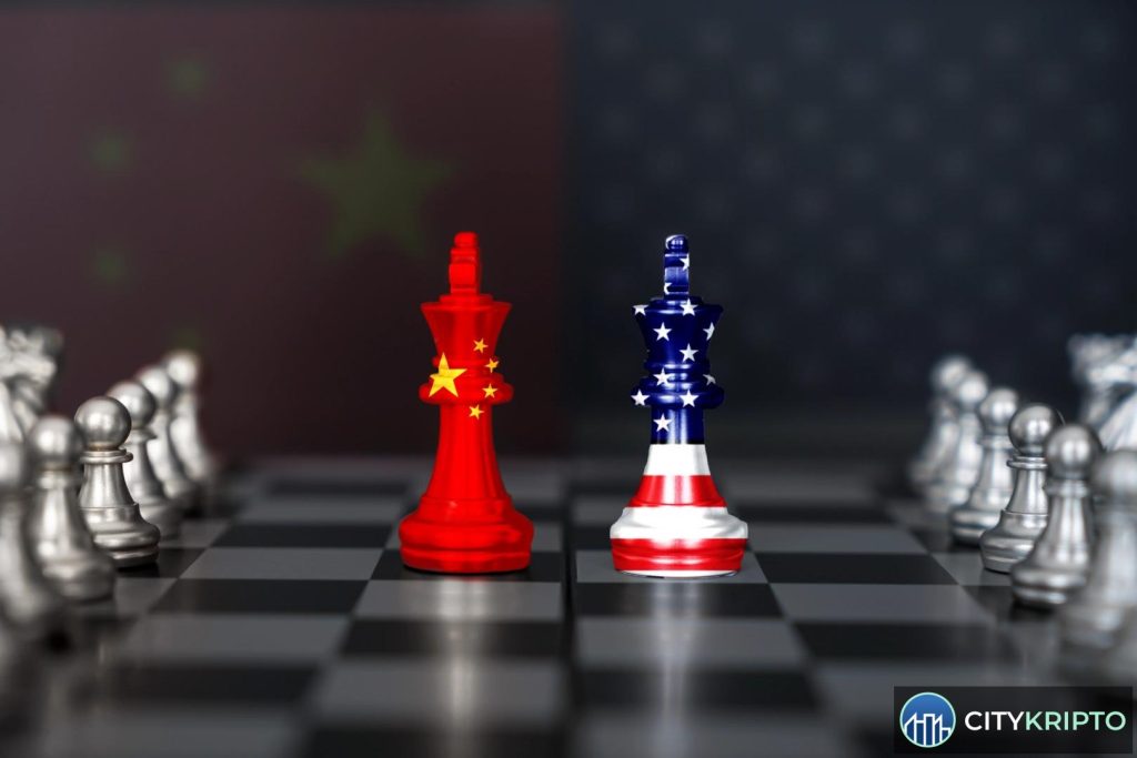 Флаг США и Китая на фоне графика Bitcoin