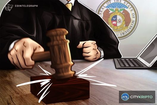 Криптовалютный банкомат CoinFlip с логотипом на фоне здания суда Миссури