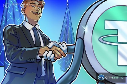 Логотип Tether и SoftBank на фоне биткоина