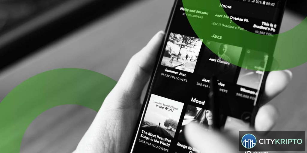 Логотипы Spotify и Universal Music Group на фоне музыкальных нот