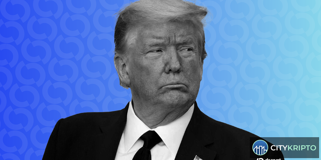 Дональд Трамп подписывает указ об искусственном интеллекте на фоне флага США