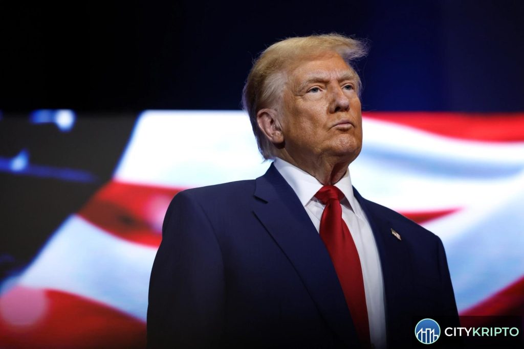 График падения Bitcoin и логотип Trump Media на фоне долларов