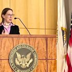 Комиссар SEC Пирс опровергает слухи о стимулировании синтетических токенов крипто-правилами