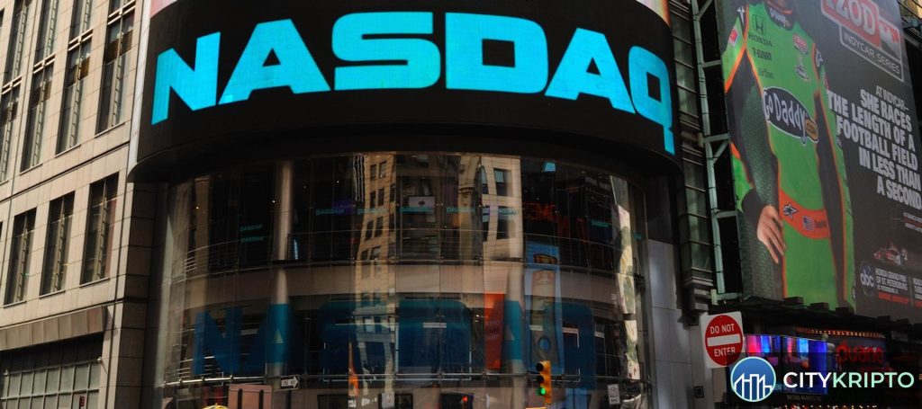 График Bitcoin и логотип Nasdaq на фоне биржевого терминала