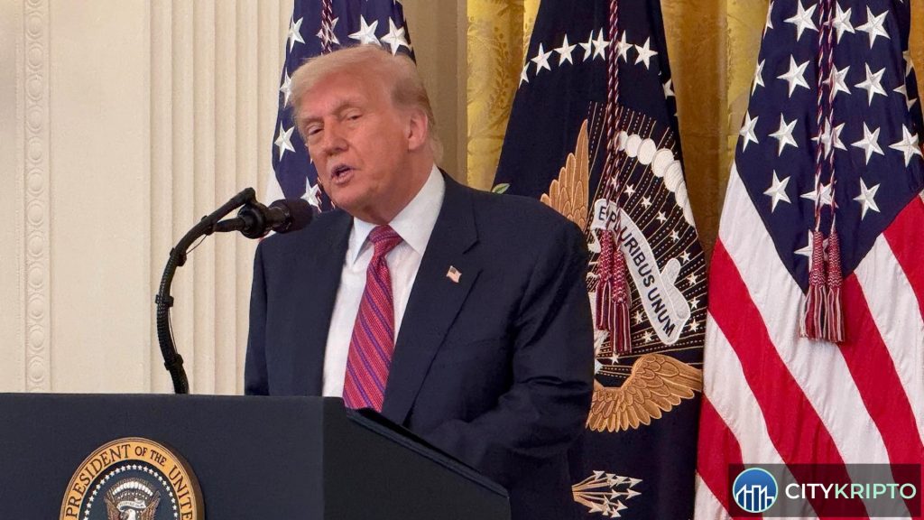 Дональд Трамп и здание CFTC на фоне графиков криптовалют