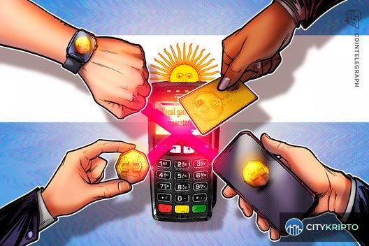 Флаг Аргентины на фоне биткоинов и игральных костей