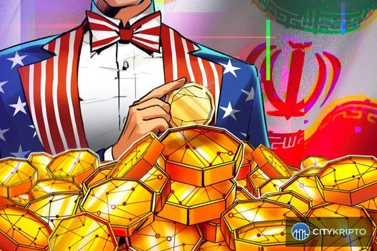 Стопка стодолларовых купюр и монитор с графиком Bitcoin на фоне флага США