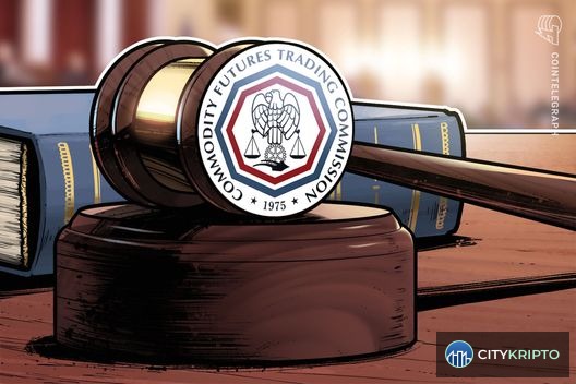 Глава CFTC выступает с заявлением о деле Gemini на фоне логотипов Bitcoin и USDT