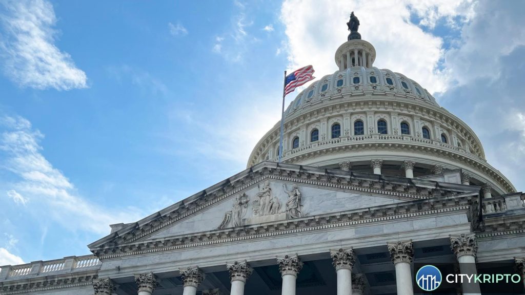 Здание Капитолия США на фоне графиков криптовалют