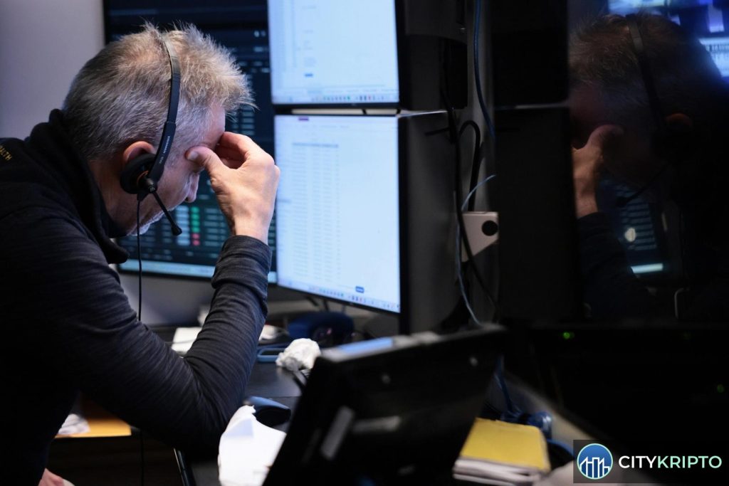 График биткоина на фоне логотипов AI и IPO