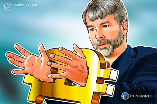 Майкл Сэйлор на фоне графика Bitcoin, символизирующий продажу BTC