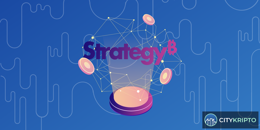 Логотип Strategy (MSTR) на фоне биткоина и графиков