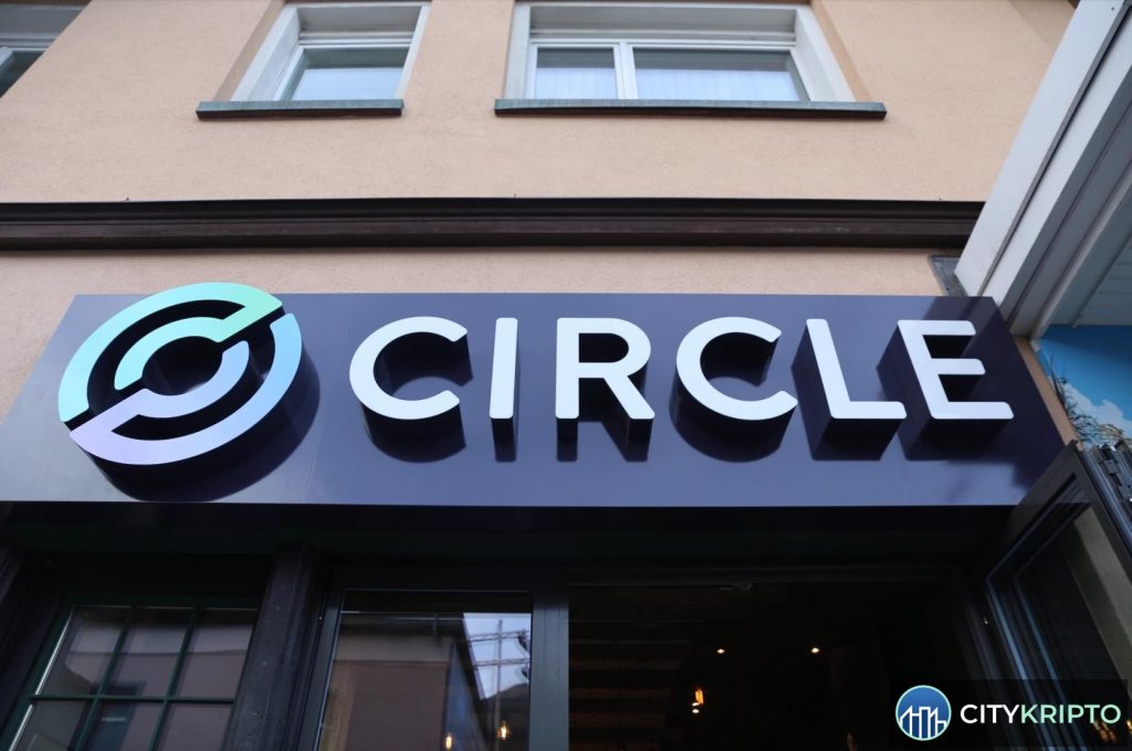 Логотип Circle и токен cirBTC на фоне Ethereum