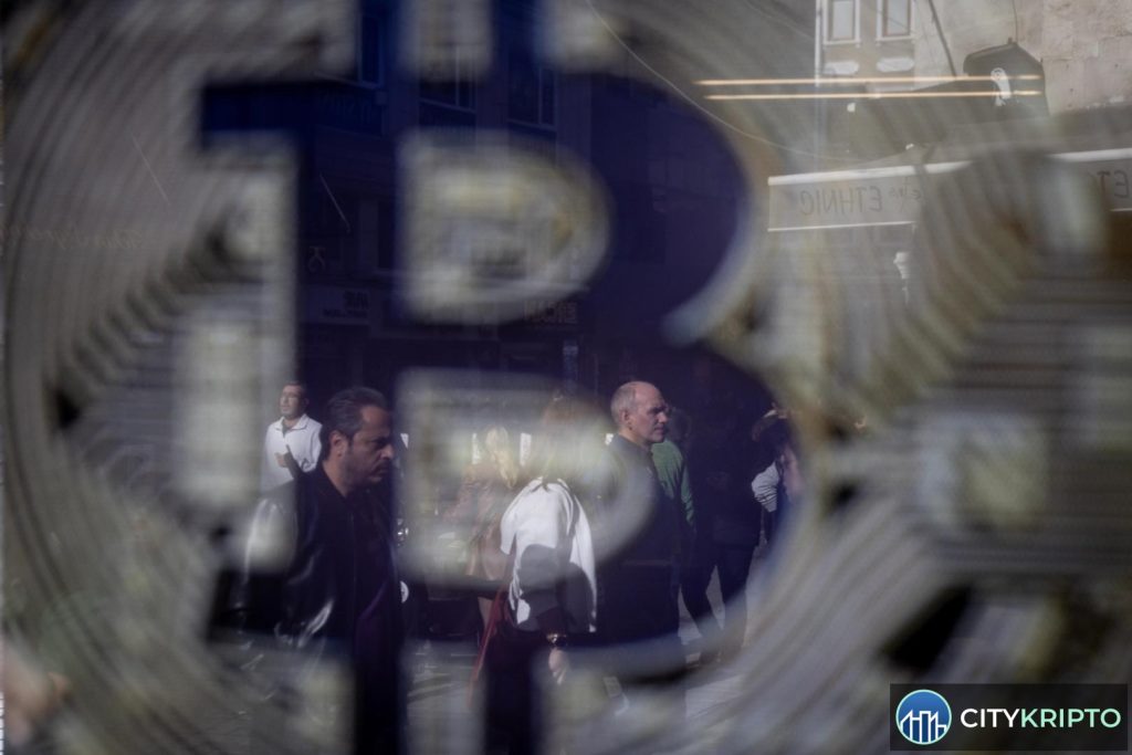 График биткоина и фондового рынка после данных по инфляции в США