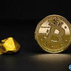 Биткоин и золото падают: ставка на повышение ставки ФРС ударила по хеджам