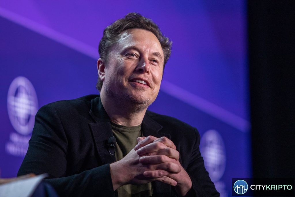Логотип SpaceX на фоне ракеты Falcon 9