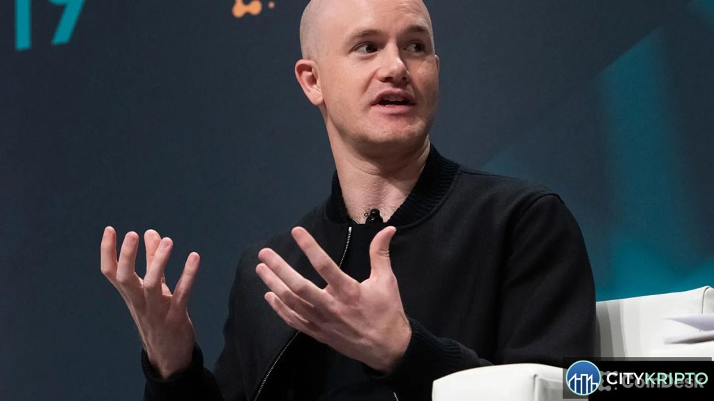 Логотип Coinbase и иконка AI-агента на фоне графиков криптовалют