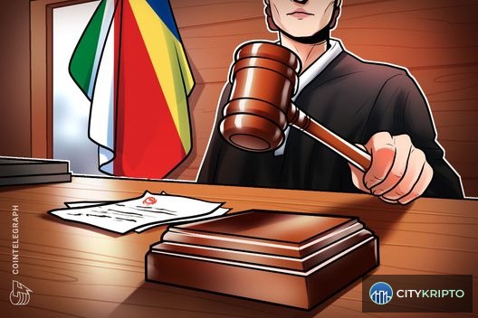 KuCoin логотип на фоне судебных документов и биткоинов