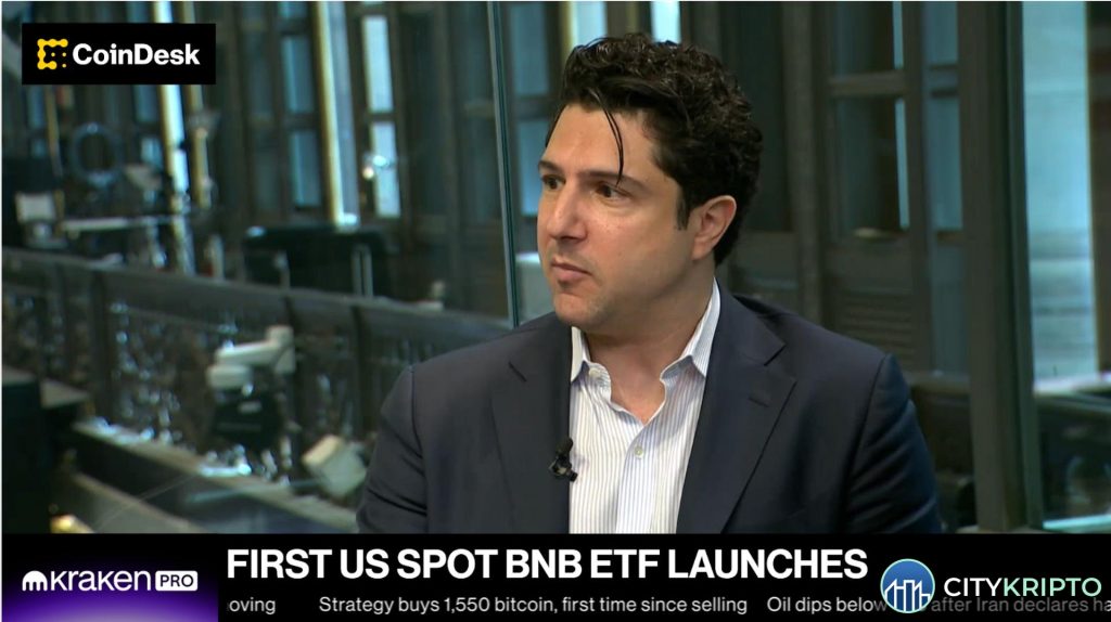 График роста BNB и логотип VanEck на фоне крипто-ETF
