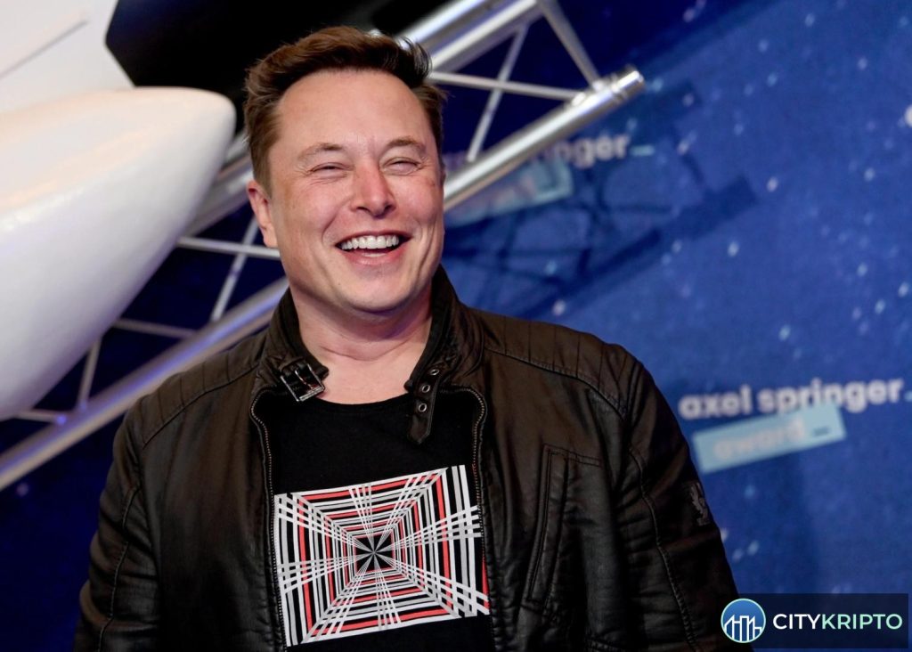 График курса Bitcoin на фоне логотипа SpaceX