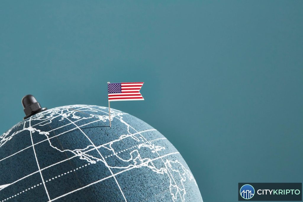Флаг США на фоне графика биткоина и кода программы