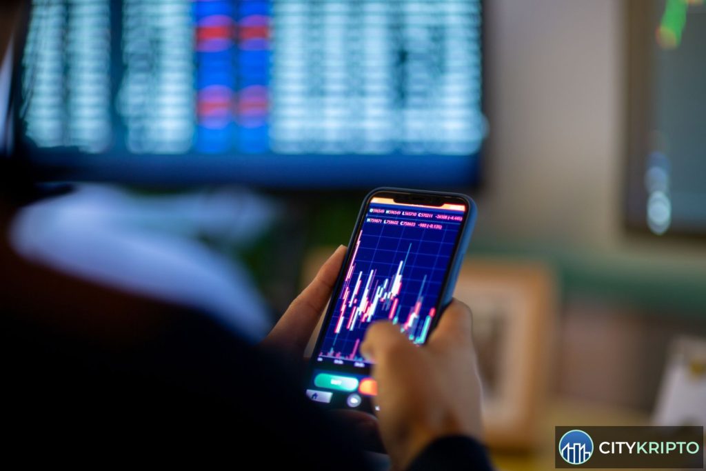 График роста Bitcoin с бычьими сигналами и текстом 'Crypto spring'