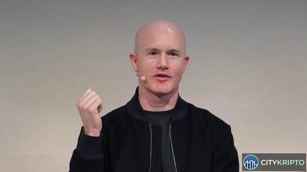 График биткоина с уровнем $60,000 и логотип Coinbase
