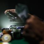 Hyperliquid, Uniswap и Worldcoin растут на фоне спада криптовалют: трейдеры выбирают AI и DeFi