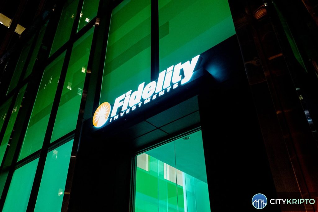 Логотип Fidelity на фоне графика курса биткоина и стейблкоинов