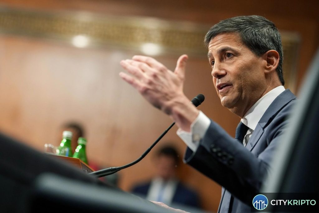 График Bitcoin на фоне здания ФРС США