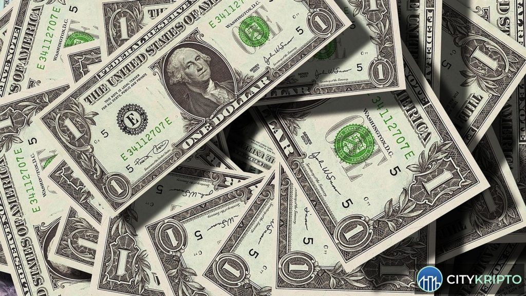 График индекса доллара DXY и Bitcoin на фоне долларовых купюр