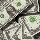 Индекс доллара на пороге прорыва: угроза для Bitcoin?