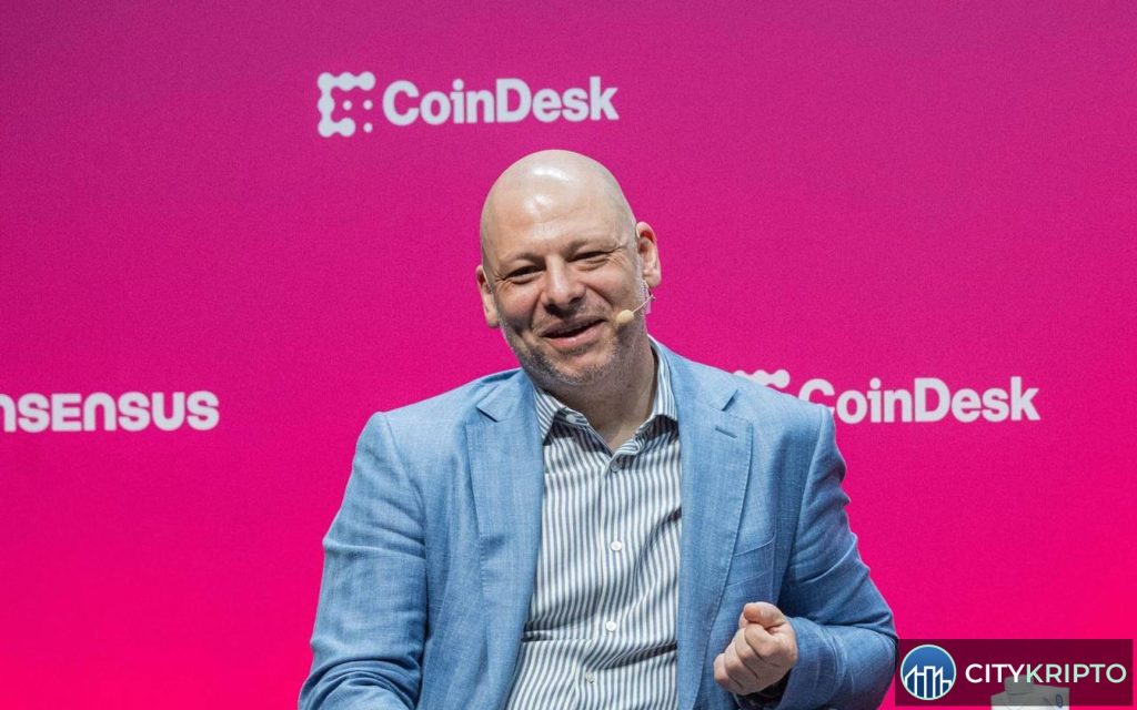 Логотип GoMining и Bitcoin на фоне платежного терминала