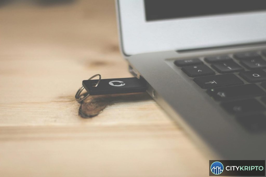Вредоносное ПО на USB-накопителе, угоняющее криптокошельки