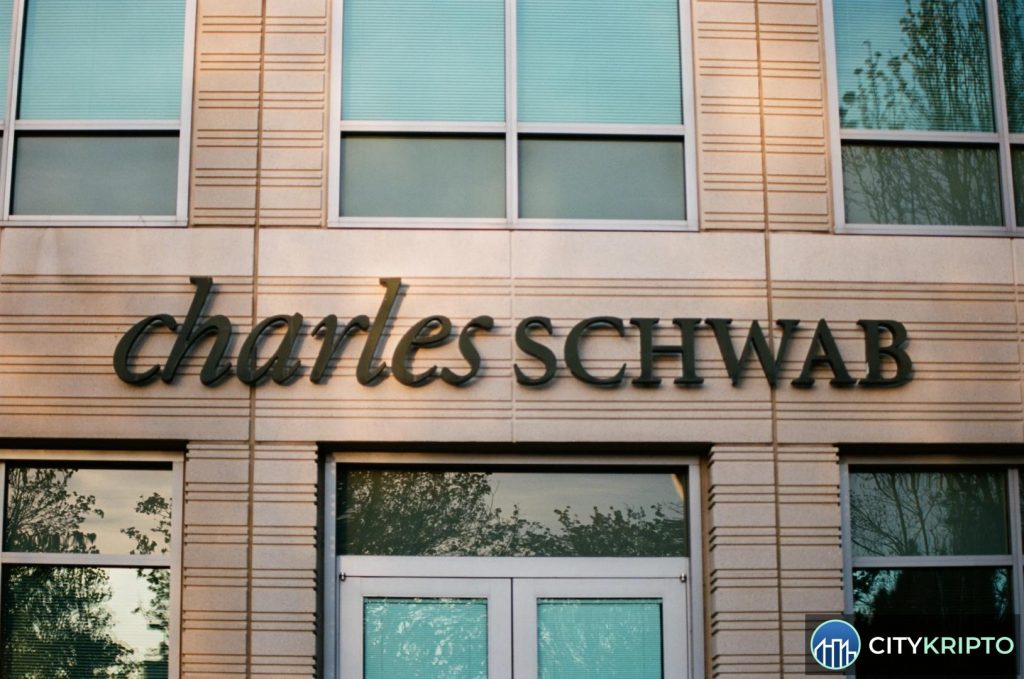 График S&P 500 с опционами и логотипом Schwab на фоне криптовалют