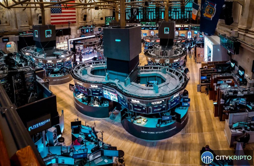 Логотипы OKX и NYSE на фоне графика криптовалют и традиционных акций
