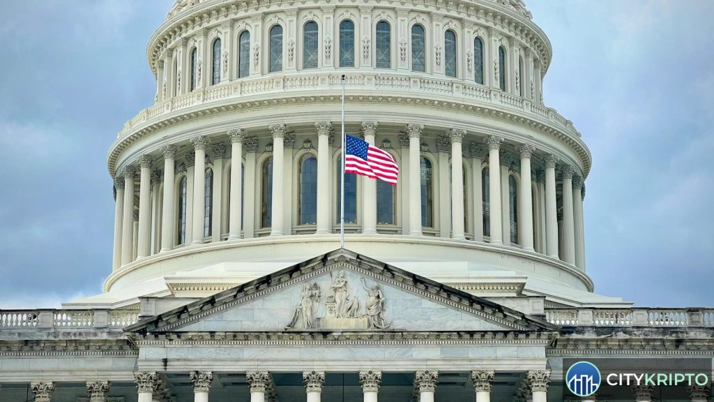 Здание Капитолия США с символами криптовалют на фоне