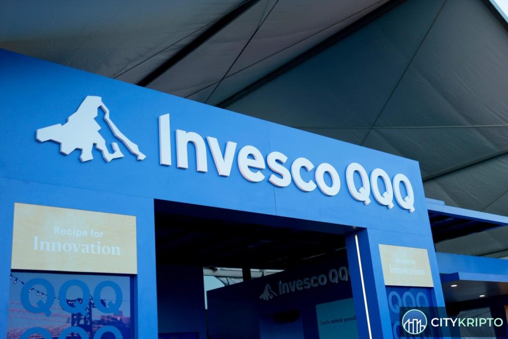 Логотип Invesco на фоне блокчейн-сети и стейблкоинов